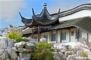 中式古典建筑与假山景观