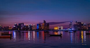 城市河畔夜景