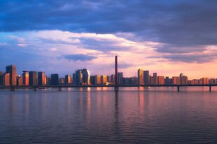 城市湖畔绚丽黄昏美景