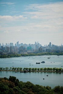 湖畔城市风光美景