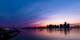 城市湖畔绚丽黄昏美景