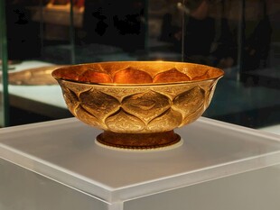 精美花纹金碗展示