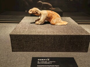 唐代三彩跪拜女俑