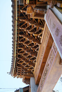 中式古建筑屋檐精美木雕
