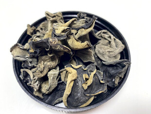 干木耳摆放在盘中