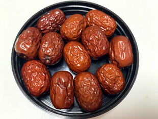 黑盘中的饱满红枣