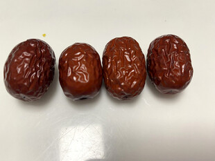 四颗饱满红枣特写