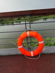 河边护栏上的橙色救生圈