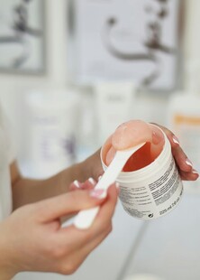 手部涂抹红色膏体瞬间