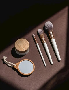 精致化妆工具组合展示