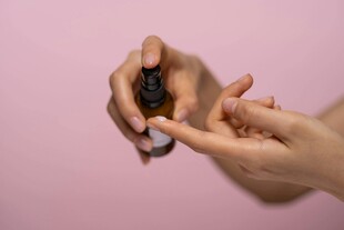 手部美甲涂抹指甲油瞬间