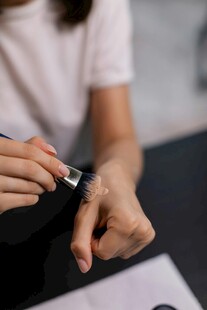 女性手部涂抹指甲油
