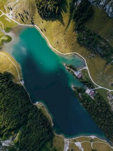 高山间的碧绿湖泊美景