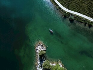 俯瞰碧海与蜿蜒海岸