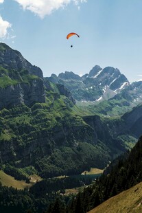 高山上的滑翔伞飞行美景