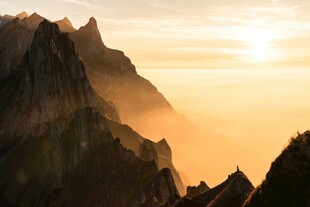 壮丽山景日出时刻