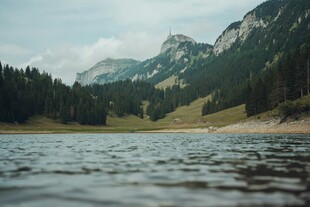 山间湖泊美景