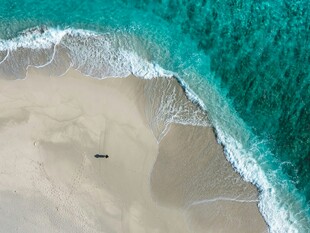 俯瞰沙滩与碧蓝海浪