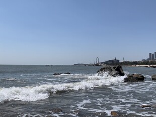 海边浪花拍打礁石景象