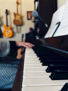 弹奏钢琴的手部特写
