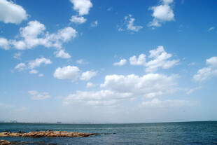 蓝天碧海间的美丽海岸线
