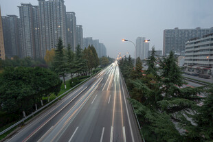 城市道路夜景车流穿梭