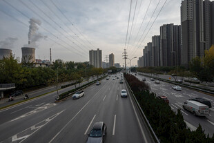 城市高架道路上的车辆行驶