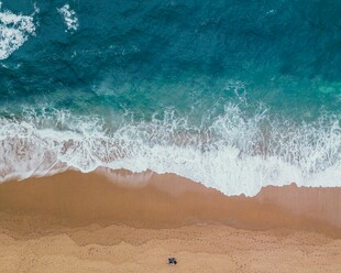 俯瞰沙滩与海浪