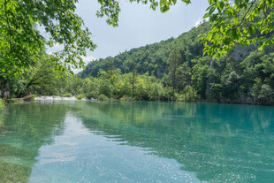 清澈碧绿的山间宁静湖水