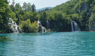 美丽的山水瀑布景观