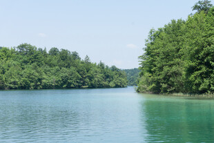 青山环抱的碧绿宁静湖水