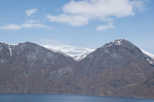 雪山湖畔美景