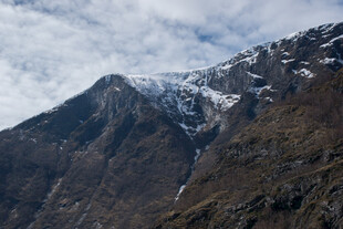 巍峨雪山壮丽山景