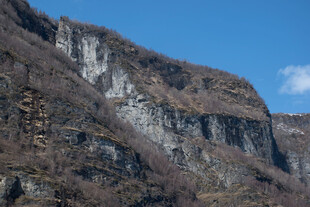 陡峭山壁 尽显自然之壮美