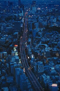 城市夜景中的道路与建筑