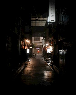 雨夜中的城市小巷