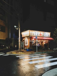夜晚街边的热闹小吃摊