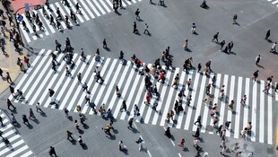 繁忙路口的行人过街景象