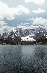 湖畔雪山美景