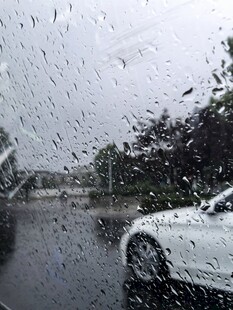 暴雨中被雨水覆盖的车辆