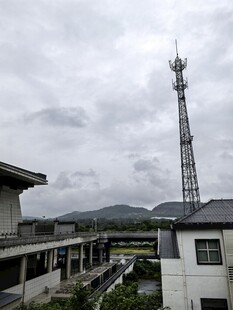 乡村旁的通信铁塔