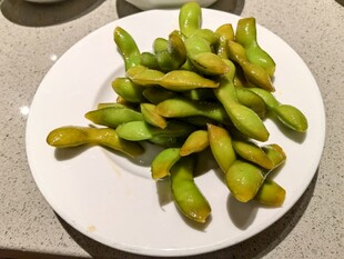一盘美味的煮毛豆