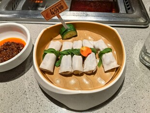 美味越南春卷置于特色碗中