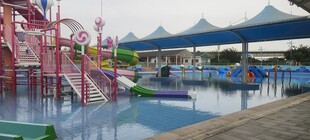 户外水上乐园游乐场景