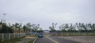 公路上行驶的蓝色车辆