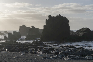 海边嶙峋礁石与落日美景