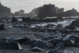 海岸边的礁石景观
