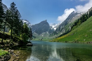 山间湖泊美景