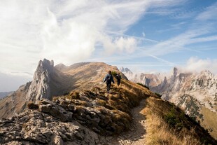 徒步者攀登壮丽山峦