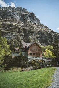 山间小屋自然美景相伴